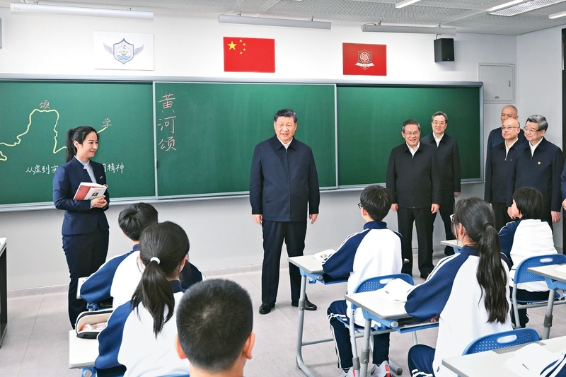 2026年3月23日，中共中央总书记、国家主席、中央军委主席习近平在河北雄安新区考察，并主持召开深入推进雄安新区高质量建设和发展座谈会。这是23日上午，习近平在北京四中雄安校区考察时，走进教室同师生亲切交谈。