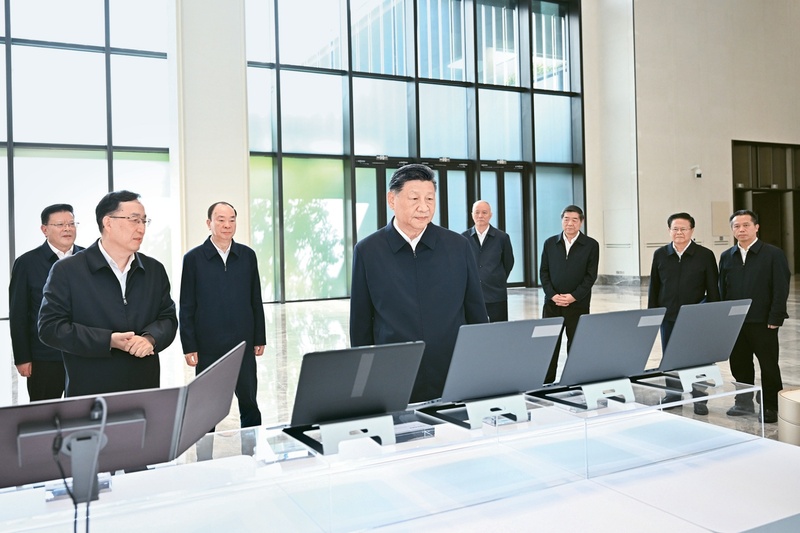 2025年11月7日至8日，中共中央总书记、国家主席、中央军委主席习近平在广东考察。这是8日上午，习近平在广州察看广东科技创新和产业创新融合发展成果展示。