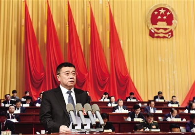 张强作政府工作报告。李冬宾摄